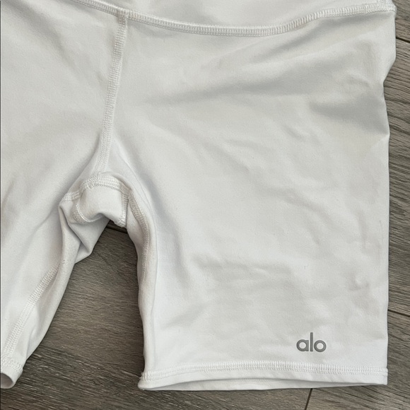 ALO Yoga Women's White Bike Shorts small - Picture 3 of 4